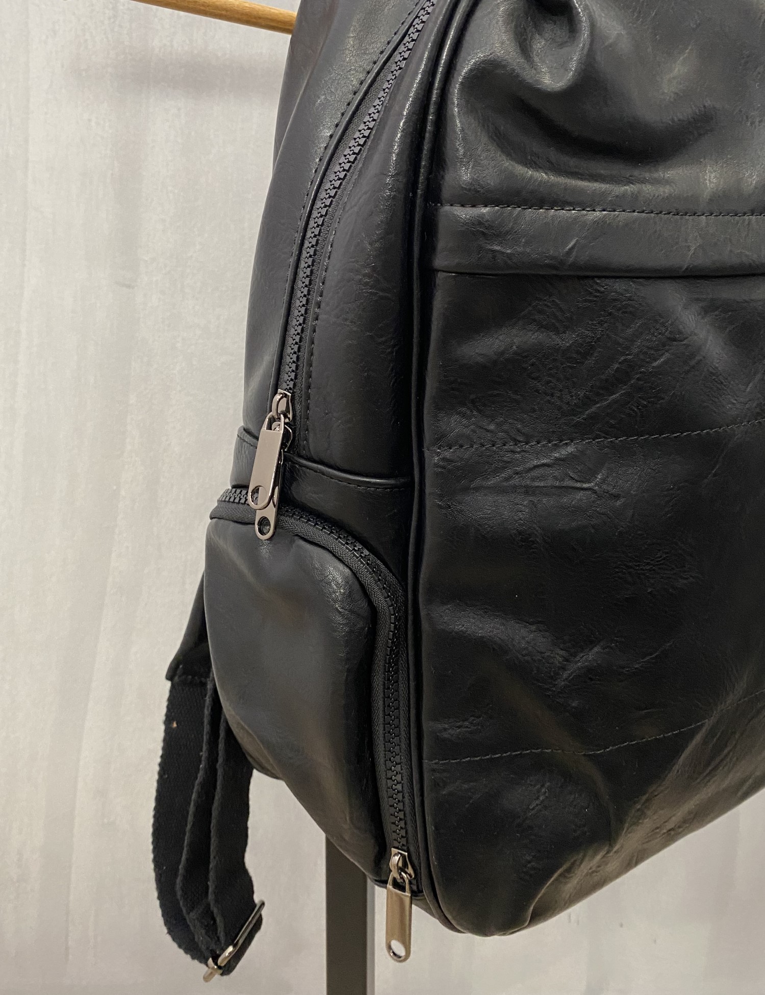 Ανδρικό μαύρο σακίδιο πλάτης με τσέπη L625730 φωτογραφία